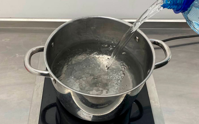 Заливаем воду в кастрюлю